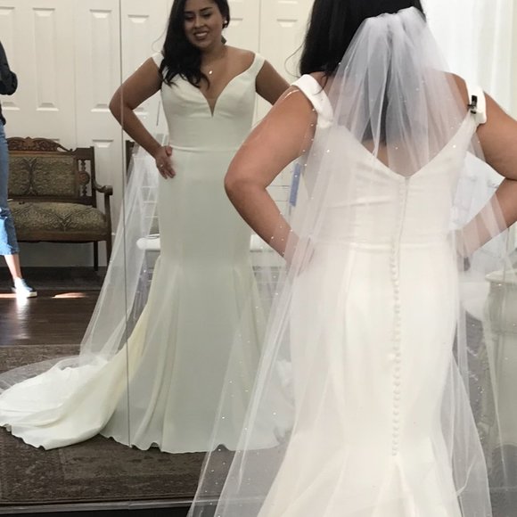 New Ivory Off-The-Shoulder Mermaid Wedding Gown - Size 8-10 - Picture 2 of 3